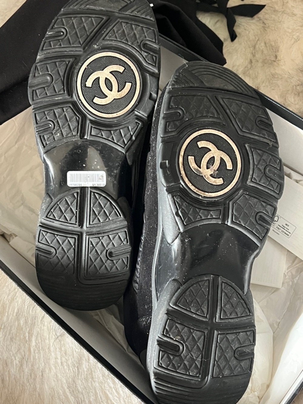 CHANEL Black unisex  Low-Top CC Emblem Sneakers - Picture 4 of 9